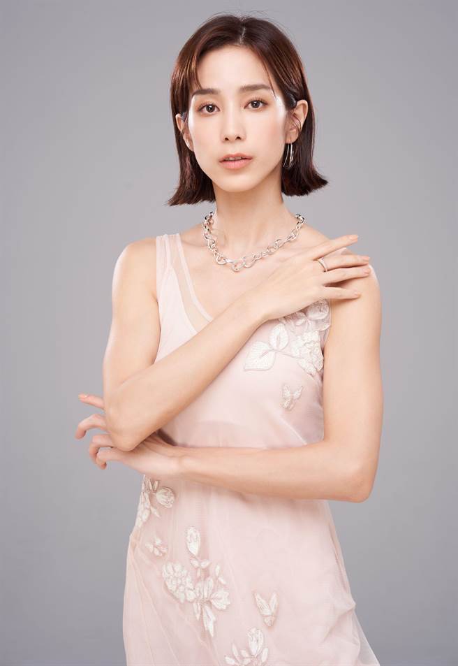 温贞菱在新戏《斯卡罗》中展现语言天分，以台语、客语、排湾族语和英语四种语言居中协调翻译，有吃重的演出，佩戴乔治杰生2022年度纪念项炼和耳环，主石为象徵幸福与希望的绿东陵石。（摄影／JOJ PHOTO，服装提供／Blumarine）