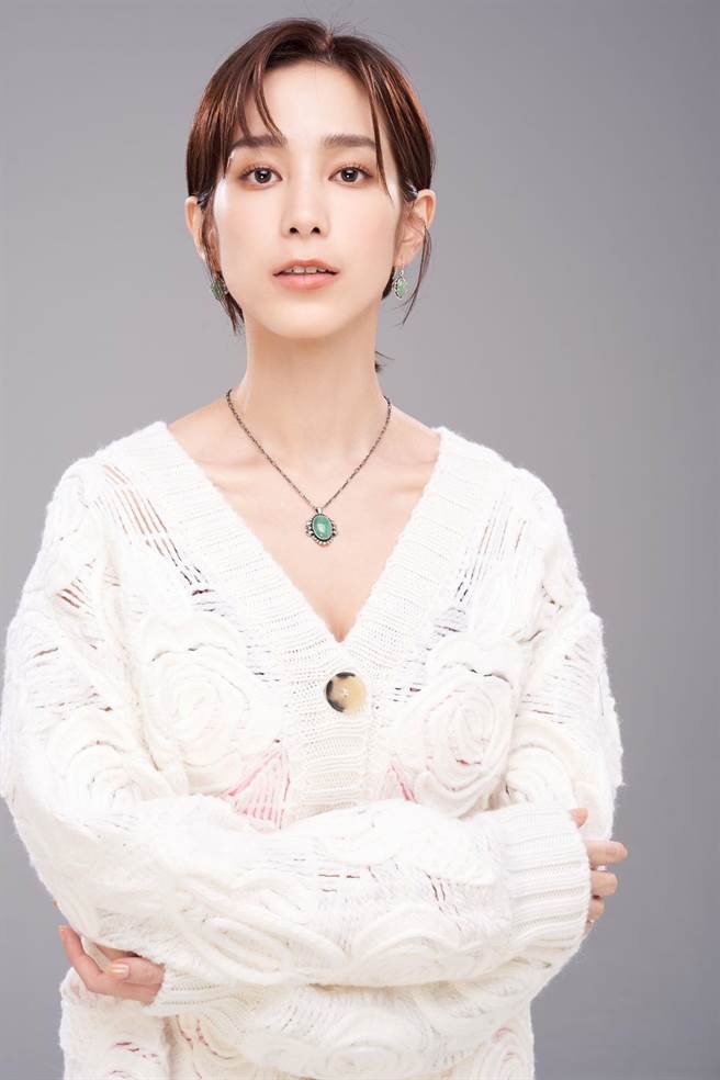 温贞陵佩戴乔治杰生Offspring系列珠宝作品，与她在新戏《斯卡罗》中姐代母职养育弟弟、守护族人、悍卫和平的坚毅女子形象十分吻合。（摄影／JOJ PHOTO，服装提供／Blumarine）