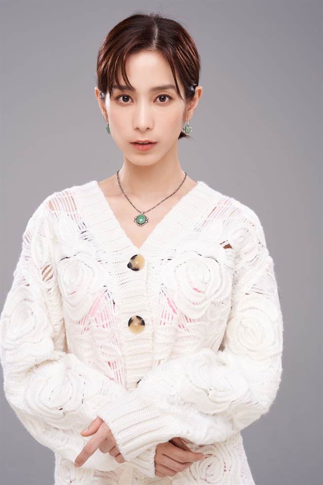 温贞陵佩戴乔治杰生Offspring系列珠宝作品，与她在新戏《斯卡罗》中姐代母职养育弟弟、守护族人、悍卫和平的坚毅女子形象十分吻合。（摄影／JOJ PHOTO，服装提供／Blumarine）