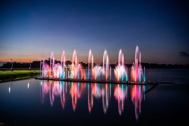 嘉义市兰潭音乐喷泉13日起恢復表演，浪漫夜景将重现。（嘉义市政府提供）