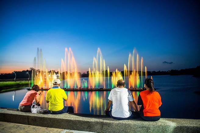 嘉义市兰潭音乐喷泉13日起恢復表演，陪伴大家过七夕情人节。（嘉义市政府提供）