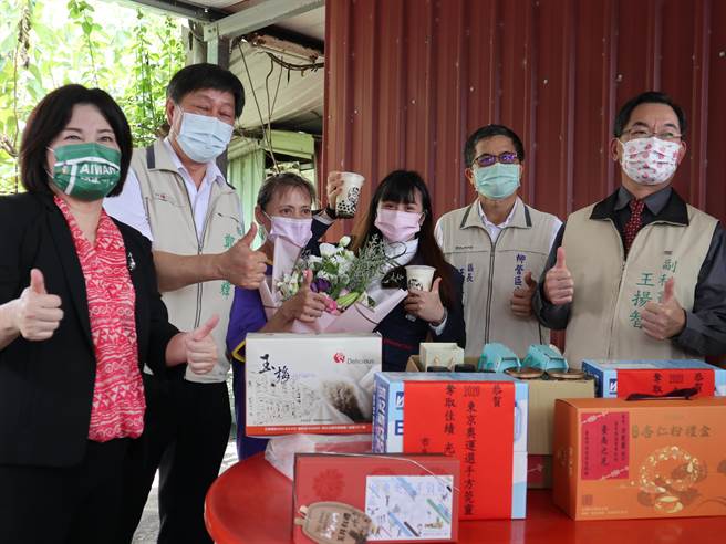 台南市長黃偉哲送上農產品及在地鮮乳做的珍珠奶茶。（張毓翎攝）