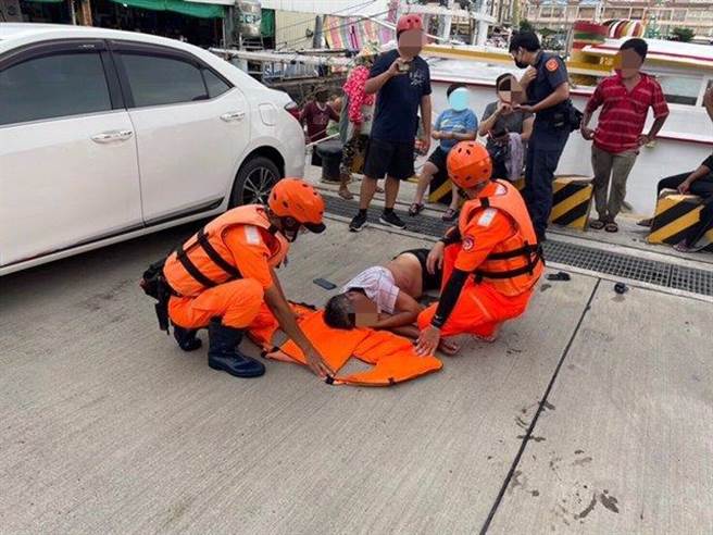 梓官海巡人员抢救被撞落海的一对夫妻，并对伤者做CPR。（翻摄照片／林瑞益高雄传真）