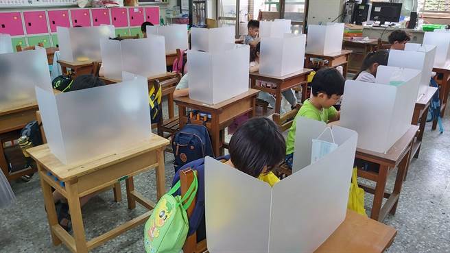 開學後，台南市每名學生將會有個人專用隔板，提升午餐食安規格，市府預計補助653萬元，約13萬名國中小學生受益。(教育局提供／曹婷婷台南傳真)