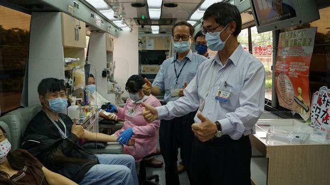 台湾中油石化事业部今（12）日办理捐血活动，邀请事业部同仁挺身捐热血，估计到下午4时可望累积4万cc的捐血量。（柯宗纬翻摄）