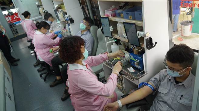 台湾中油石化事业部今（12）日办理捐血活动，邀请事业部同仁挺身捐热血，估计到下午4时可望累积4万cc的捐血量。（柯宗纬翻摄）