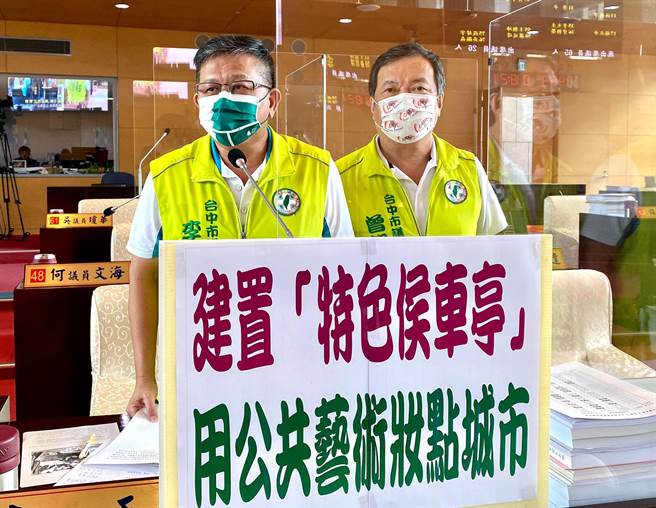 市议员曾朝荣、李天生关心捷运绿线运量，建议人潮聚集地增加公车运转空间。（陈世宗摄）