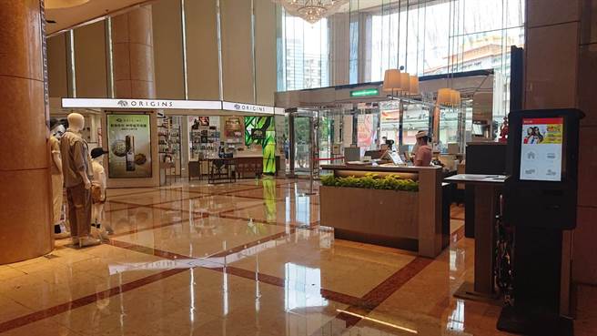 百貨業挺過疫情黑暗期，開始辦活動吸引客人上門。（程炳璋攝）