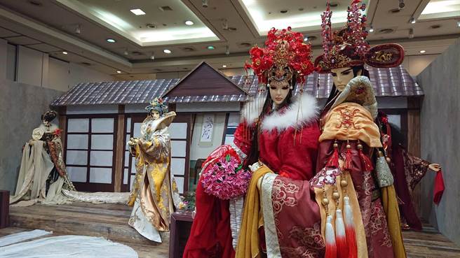 百貨業者疫情趨緩後首辦活動，推出藝文展吸客，包括布袋戲偶展出。（程炳璋攝）
