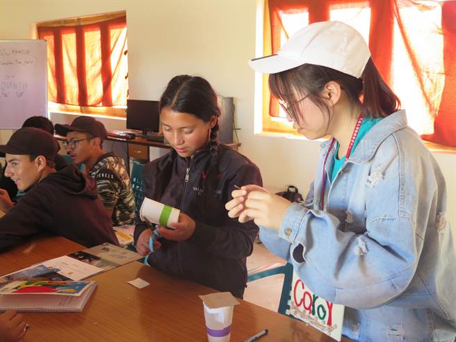 國立陽明交通大學印度國際志工團Jullay每年暑假赴印度服務，圖為疫情前指導當地學生自然實驗課程。（陽明交大提供／邱立雅竹市傳真）