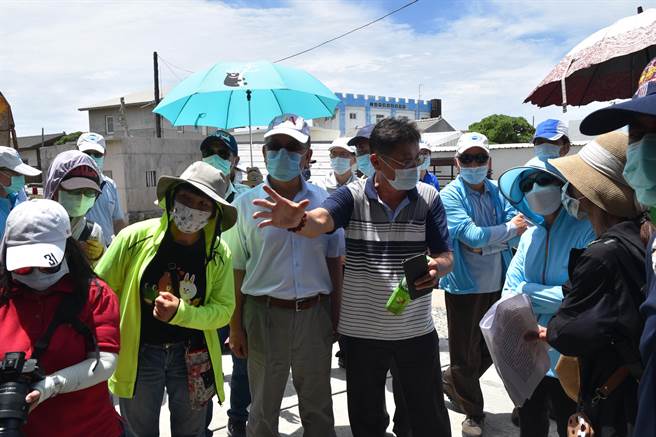 澎湖县府、议会考察花屿、南方四岛要求海管处半年内改善离岛水电。（县府提供／陈可文澎湖传真）
