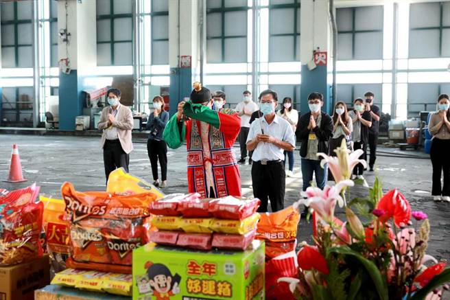 为让民眾及庙宇安心将纸钱交予新竹市垃圾焚化厂集中炼化，环保局11日也特别请法师办理「庆讚中元普渡祈安净炉仪式」。（新竹市政府提供／陈育贤新竹传真）