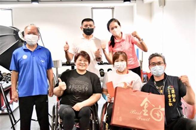 运动局李局长-台中市身心障碍体育总会理事长林孟令-新北市议员洪佳君-教练陈颖德与健力好手林资惠一起为林亚璇前进东京帕运加油打气。(台中市运动局提供)
