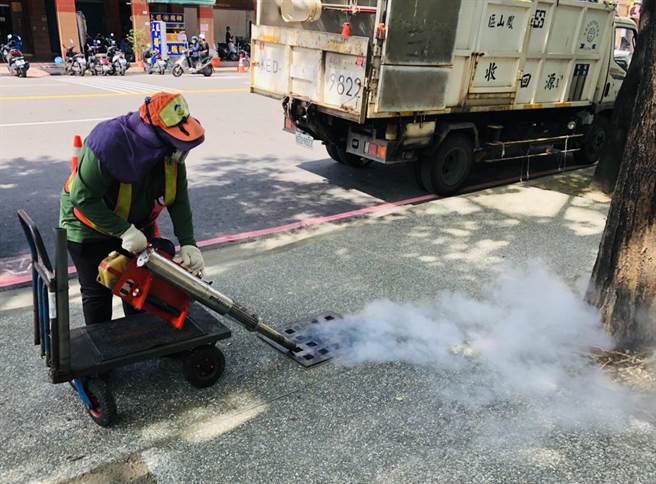 高市府环保局在放晴之日随即启动雨后48小孳生源检查及脏乱点清除工作，出动人机整顿环境、喷药。（高市府环保局提供／洪浩轩高雄传真）