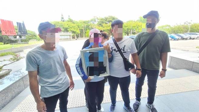 朱男家属今拿着死者照片前往花莲地检署陈情，盼检方还给家属一个合理公道。（民眾提供／罗亦晽花莲传真）