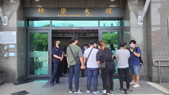 朱男家属今拿着死者照片前往花莲地检署陈情，痛批「司法不公」，让凶嫌出来，盼检方还给家属一个合理公道。（民眾提供／罗亦晽花莲传真）