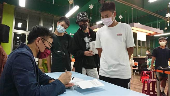 台东丰田国中原住民流行音乐表演专班邀请知名作家蔡淇华向学生分享如何写作。（蔡旻妤摄）