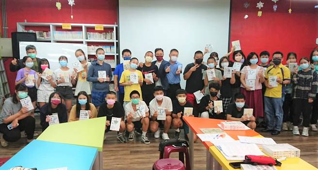 台东丰田国中原住民流行音乐表演专班邀请知名作家蔡淇华向学生分享如何写作。（蔡旻妤摄）