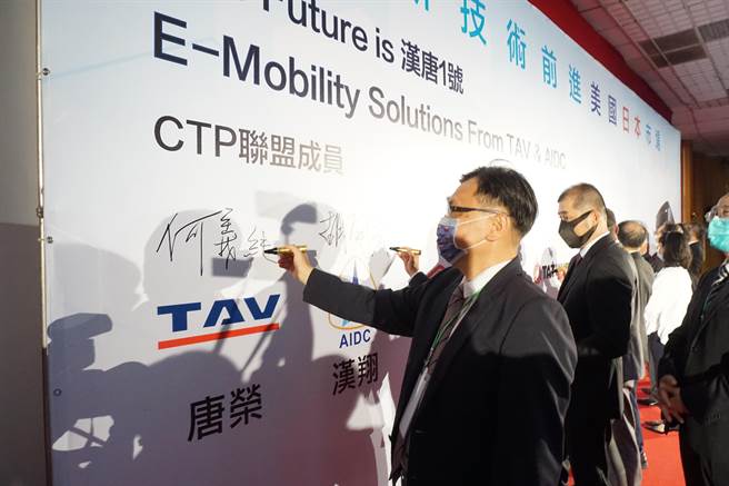 唐榮車輛董事長何義純簽署合作協議，與電動巴士國家隊組成CTP聯盟。（王文吉攝）