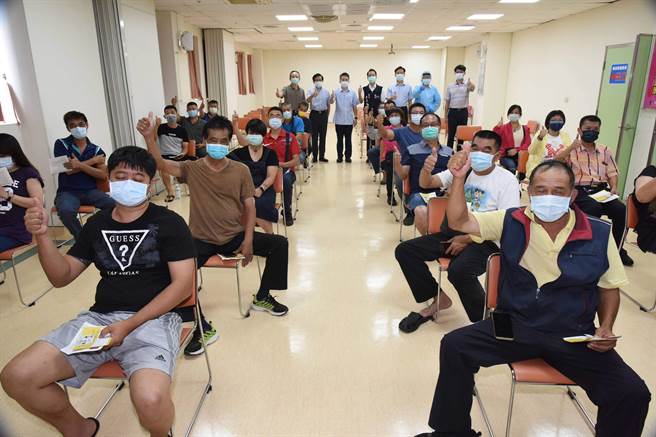 嘉義市警察局義警民防人員接種AZ疫苗。（嘉義市警察局提供）