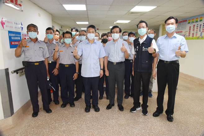 嘉義市警察局長黃建榮（中）關心義警民防人員接種疫苗情形。（嘉義市警察局提供）