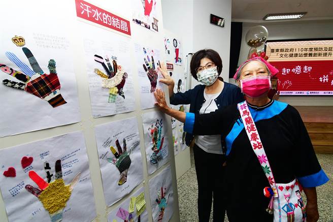 台東縣長饒慶鈴（左）說，文健站讓長輩以碎布創作拼貼部落記憶，也可以延緩失能。（莊哲權攝） 
