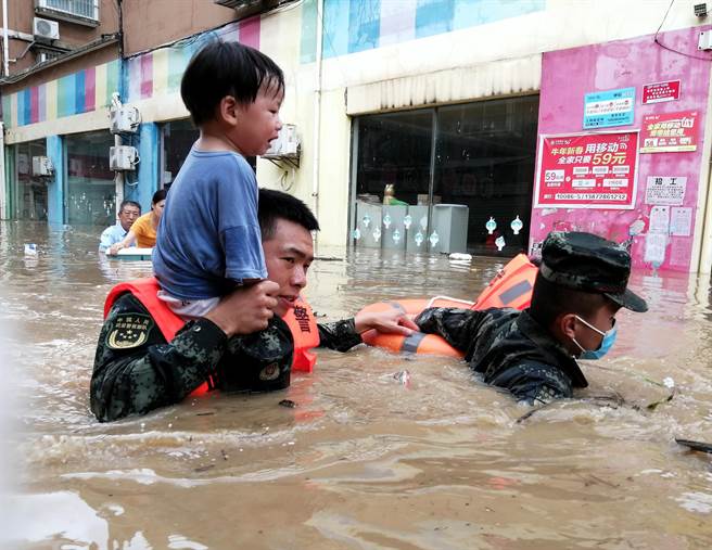 新華社報導，12日10時30分，湖北省氣象局將重大氣象災害（暴雨）應急響應由Ⅳ級提升至Ⅲ級。襄陽宜城市最大降雨站點板橋店鎮，突破400毫米，是有氣象記錄以來最大值。（中新社）