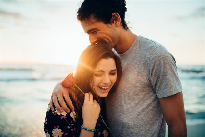 有些女生懂得如何照顧伴侶，甚至營造出放鬆氛圍，是不少男性心中理想的療癒系女友。(示意圖/達志影像)