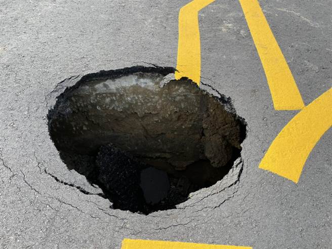 台14线彰化县芬园乡彰南路快速道路下午突然陷落直径1公尺天坑。（彰化踢爆网提供／吴敏菁彰化传真）