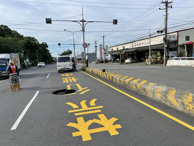 台14线彰化县芬园乡彰南路快速道路下午突然陷落直径1公尺天坑。（彰化踢爆网提供／吴敏菁彰化传真）