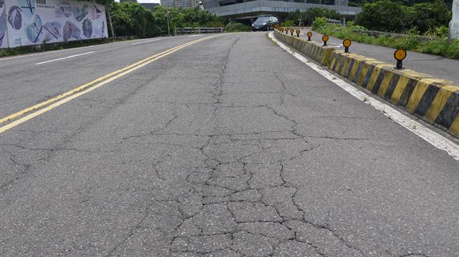 基隆环港街、渔港一街属于八斗子渔港的港区道路，由于路面多处龟裂。（立委蔡适应提供／陈彩玲基隆传真）