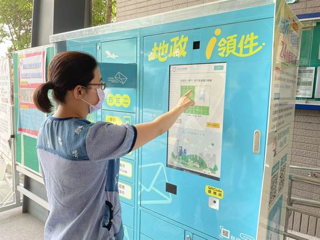 桃园市地政局首创「地政i领件」24小时不打烊服务，民眾可到7个地政事务所门口的智慧服务柜，凭简讯码开柜领件，不限上班时间，1年来已服务602件。（蔡依珍摄）