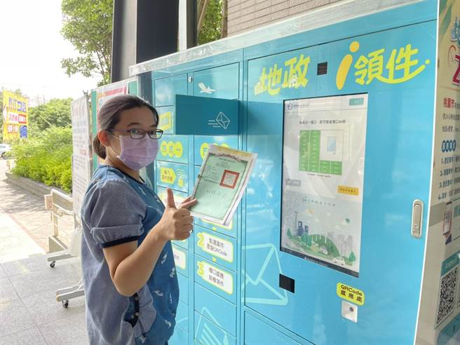 桃园市地政局首创「地政i领件」24小时不打烊服务，民眾可到7个地政事务所门口的智慧服务柜，凭简讯码开柜领件，不限上班时间，1年来已服务602件。（蔡依珍摄）