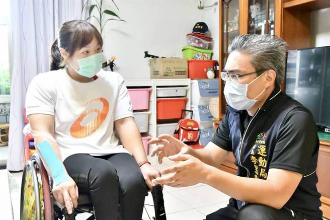 李昱叡与帕运国手林亚璇了解目前备战情形和备战状况。（台中市政府提供）