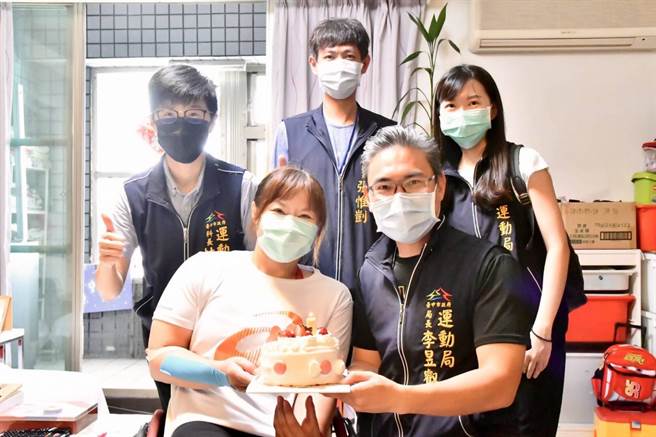 运动局李昱叡与林宜萱科长、张惟剀股长和承办同仁亲赴林亚璇家中，预祝林亚璇在东京帕运勇夺佳绩并为她庆生。（台中市政府提供）