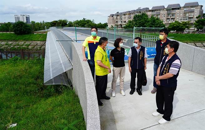 积善桥到中投公路间的旱溪整治工程，有2座「云桥」和「彩桥」迟未启用，中市立委何欣纯等人12日到场勘查现况，要求尽快启用。（何欣纯服务处提供／黄国峰台中传真）
