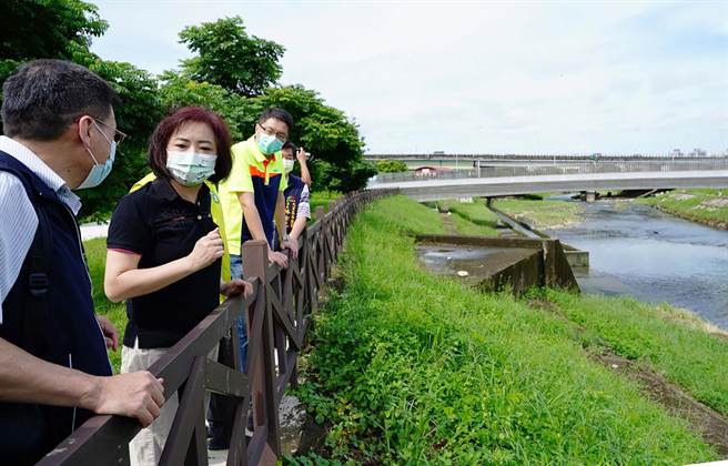 中市立委何欣纯等人，12日到积善桥到中投公路间的旱溪整治工程场勘查现况。（何欣纯服务处提供／黄国峰台中传真）
