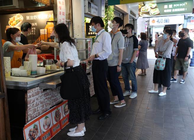 行政院将发放「振兴5倍券」，对于各界反弹5倍券缓不济急，恐帮不到小商家，各县市政府陆续祭出加码。(刘宗龙摄)