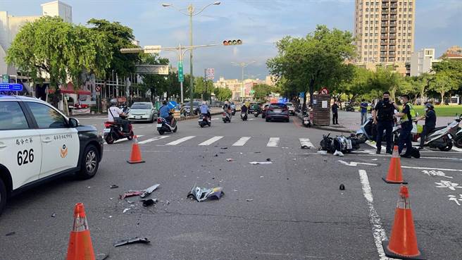 台中市西屯區福科路與環中路口，今天傍晚發生自小客車與機車碰撞的交通事故，現場一片狼藉。(民眾提供)