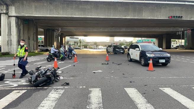 機車嚴重毀損，零組件散落滿地，警方到場協助處理，並釐清肇事責任。(民眾提供)
