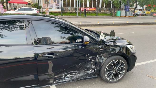 何男駕駛的自小客車，右前車頭及右側車身凹陷毀損。(民眾提供)