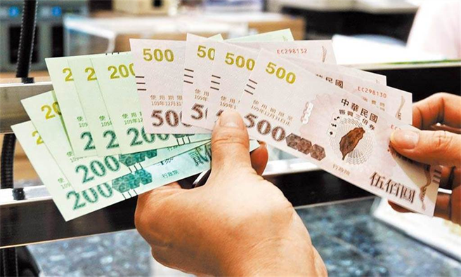 行政院规划推出「振兴5倍券」，预计10月发放。图为行政院去年推出的振兴三倍券。（资料照）