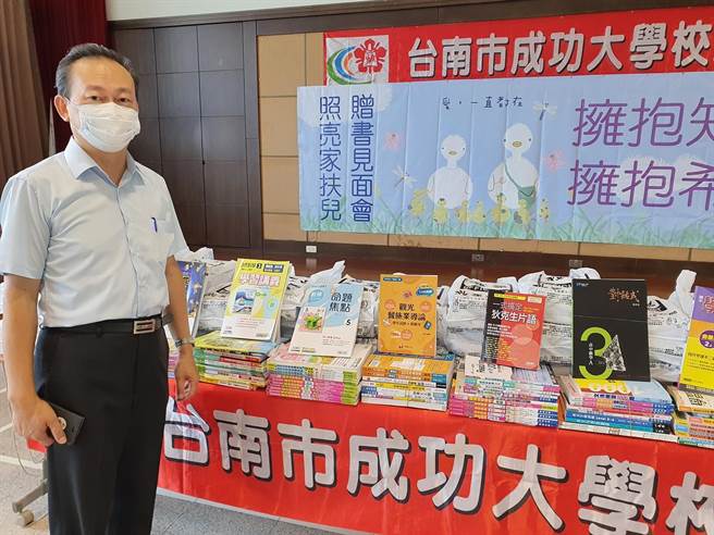 校友会长张简永祥鼓励学生将书本好好念到脑子里，变成知识，透过升学，翻转希望。（北台南家扶提供／张毓翎台南传真）