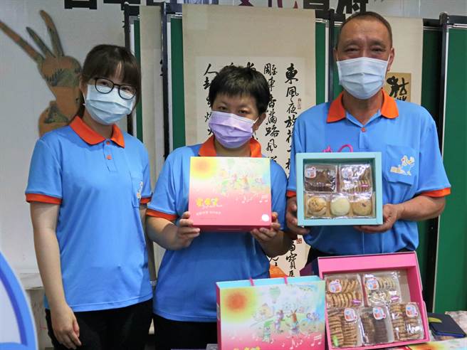 台南市政府舉辦庇護工場中秋行銷記者會，台南市心智障礙關顧協會展示今年特色禮盒。（張毓翎攝）