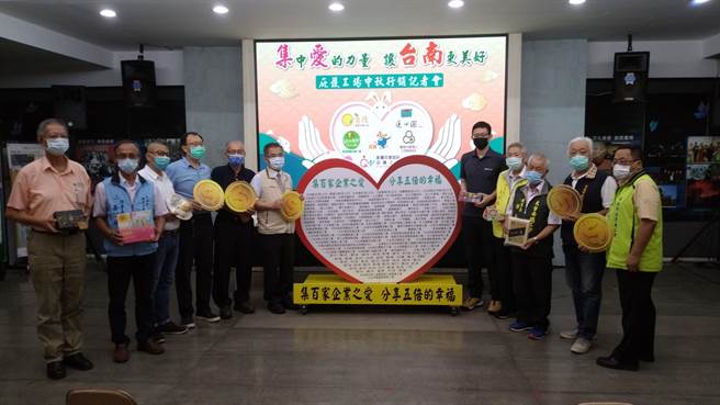 台南市長黃偉哲邀集企業團體以行動來支持，消息一出後48小時內共178個單位響應訂購。（張毓翎攝）