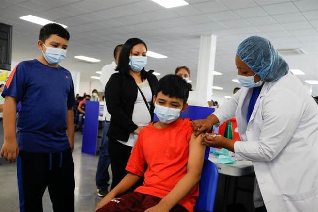 文中認為，擴大疫苗捐贈範圍等於展現美國對鄰邦的關心。這種做法更提供拜登有別於川普沙文主義的機會，使用非軍事的行動徹底與前政府劃清界線。圖為薩爾瓦多民眾接種疫苗。(圖/路透社)