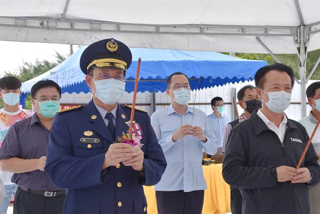 动土典礼由海巡署中部分署副分署长林彦（左）亲自主持，与嘉义县长翁章梁（右）等人一起持铲动土。（吕妍庭摄）