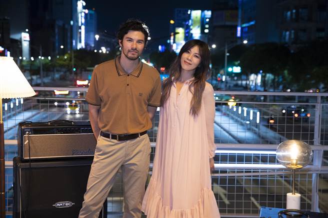 蔡健雅（右）邀请凤小岳担任〈让浪漫作主〉MV男主角。（环球音乐提供）