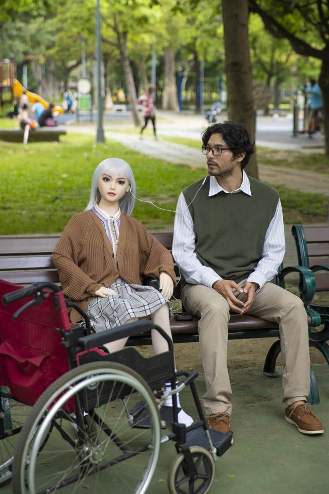 凤小岳在〈让浪漫作主〉MV中和假人模特儿谈恋爱。（环球音乐提供）