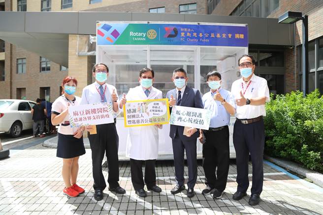 豐匙慈善基金會助公益，麻豆新樓獲贈可移動式戶外正壓採檢站。(麻豆新樓提供／劉秀芬台南傳真)